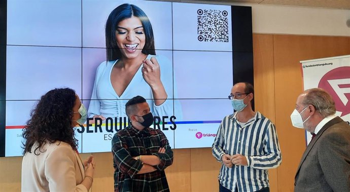 El presidente de la Diputación de Sevilla, Fernando Rodríguez Villalobos, en el encuentro que ha mantenido con representantes de la Fundación Triángulo.