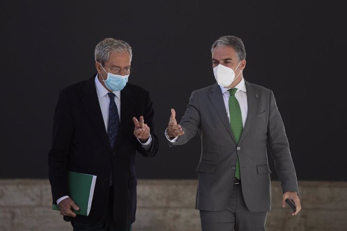 El consejero de Presidencia y portavoz del Gobierno Andaluz, Elías Bendodo (d), y el consejero de Economía, Rogelio Velasco (i); durante su llegada a la rueda de prensa, tras la reunión semanal del Consejo de Gobierno de la Junta de Andalucía. A 30 de n