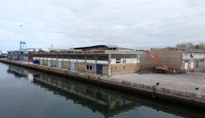 Inicio de la demolición de parte de la antigua lonja de Huelva.