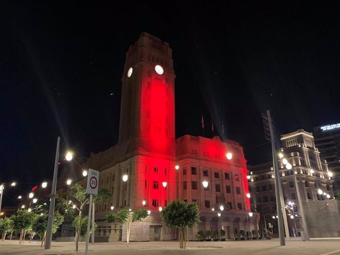 El Cabildo de Tenerife se ilumina de rojo con motivo del Día Mundial del Sida