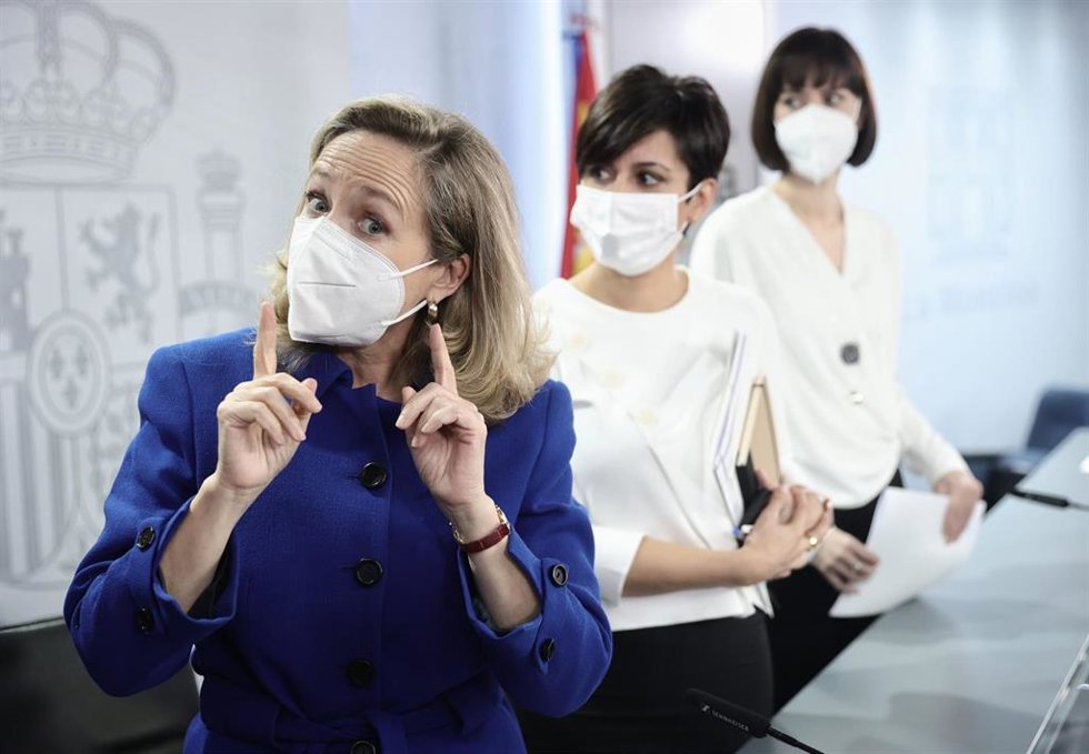 (I-D) La vicepresidenta primera y ministra de Asuntos Económicos y Transformación Digital, Nadia Calviño; la ministra Portavoz, Isabel Rodríguez y la ministra de Ciencia e Innovación, Diana Morant, en una rueda de prensa tras la reunión del Consejo de M