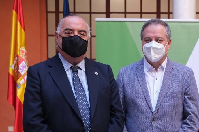 El vicepresidente Consejo Andaluz de Procuradores y el delegado territorial de Justicia de Almería.