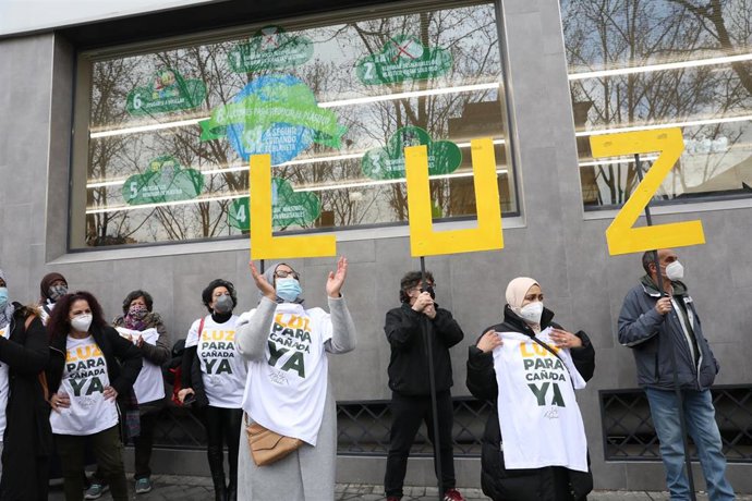 Archivo - Vecinos de los sectores V y VI de la Cañada Real Galiana se manifiestan frente a la Asamblea de Madrid (España), en febrero de 2021.