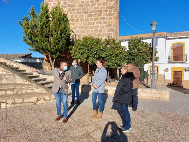 Visita de la delegada de Turismo, Marián Adán, acompañada por el alcalde, David Rodríguez