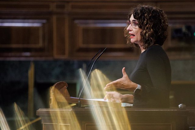 La ministra de Hacienda, María Jesús Montero, interviene en una sesión plenaria en el Congreso de los Diputados, a 23 de noviembre de 2021, en Madrid, (España). El proyecto de Presupuestos Generales del Estado de 2022 afronta a partir de este lunes en el 