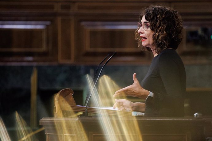 La ministra de Hacienda, María Jesús Montero, interviene en una sesión plenaria en el Congreso de los Diputados, a 23 de noviembre de 2021, en Madrid, (España). El proyecto de Presupuestos Generales del Estado de 2022 afronta a partir de este lunes en e