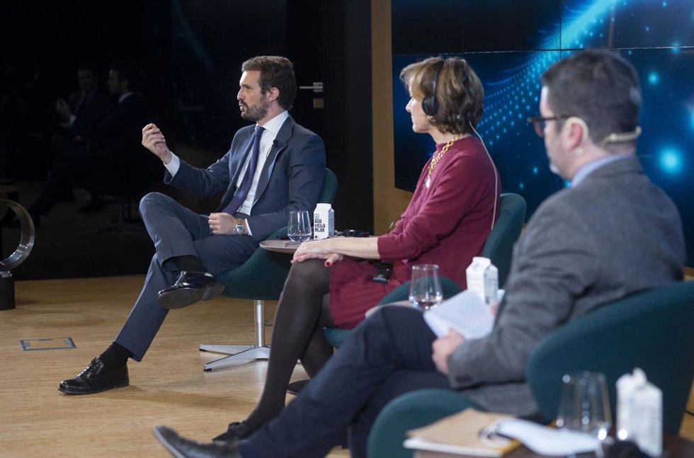 El presidente del PP, Pablo Casado, y la premio Pulitzer y periodista de The Atlantic, Anne Applebaum, participan en un diálogo bajo el título "Creemos un futuro en libertad", en el Auditorio Meeting Palace, a 30 de noviembre de 2021, en Madrid (España)
