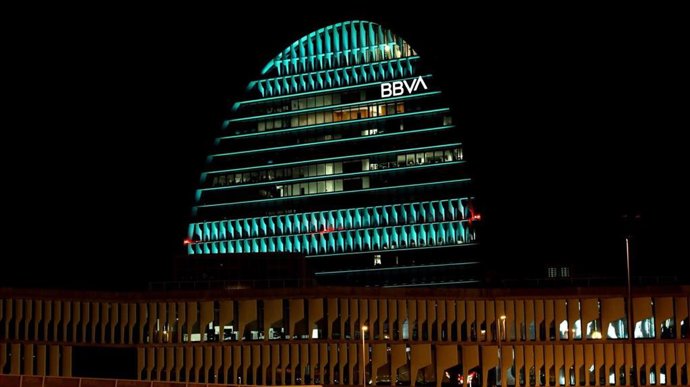 Archivo - Edificio La Vela de BBVA iluminada de verde.