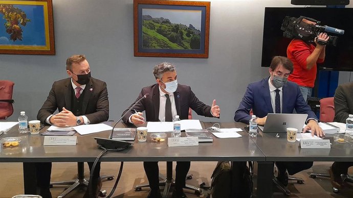 El consejero de Desarrollo Rural de Cantabria, Guillermo Blanco; el consejero de Medio Rural y Cohesión Territorial de Asturias, Alejandro Calvo, y el Consejero de Fomento y Medio Ambiente de CyL, Juan Carlos Suárez- Quiñones.