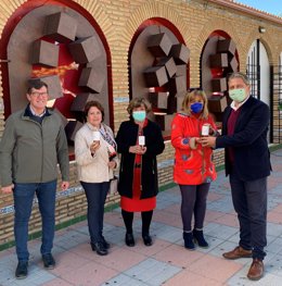 Entrega de la miel producida en la planta de Andévalo.
