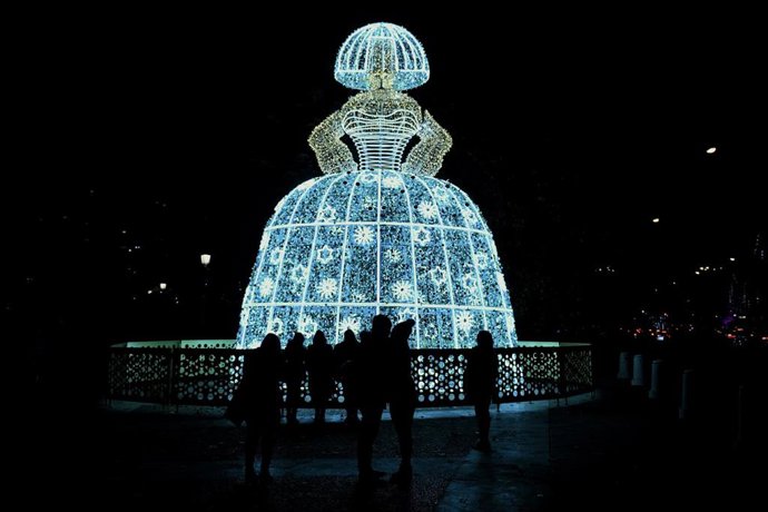 Una menina iluminada desde el autobús Naviluz el primer día de la puesta en marcha del servicio en 2021, a 26 de noviembre de 2021, en Madrid (España). 