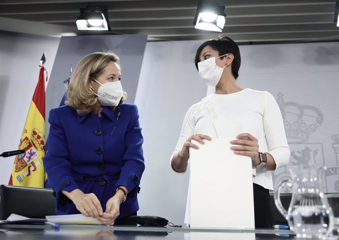 La vicepresidenta primera y ministra de Asuntos Económicos y Transformación Digital, Nadia Calviño (i) y la ministra Portavoz, Isabel Rodríguez (d), al finalizar una rueda de prensa tras la reunión del Consejo de Ministros, a 30 de noviembre de 2021, en