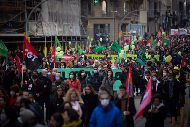 Milers de treballadors públics protesten contra l'abús de la temporalitat a la plaça Urquinaona de Barcelona