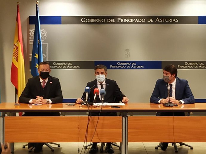 Los consejeros Guillermo Blanco, Alejandro Calvo y Juan Carlos Suárez-Quiñones tras la reunión del Patronato y la Comisión de Gestión del Parque Nacional de los Picos de Europa