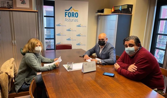 Reunión de los concejales de Foro Asturias en Gijón, Jesús Martínez Salvador --portavoz-- y Pelayo Barcia, con la presidenta de  Gijón Felino, Elena Vigil-Escalera, en la sede del grupo municipal (Gijón)