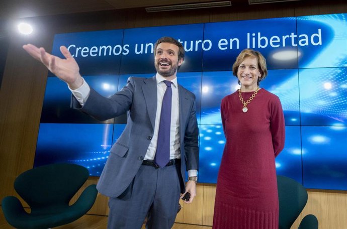 El presidente del PP, Pablo Casado y la premio Pulitzer y periodista, Anne Applebaum, a su llegada para participar en un diálogo bajo el título "Creemos un futuro en libertad", en el Auditorio Meeting Palace, a 30 de noviembre de 2021, en Madrid (España