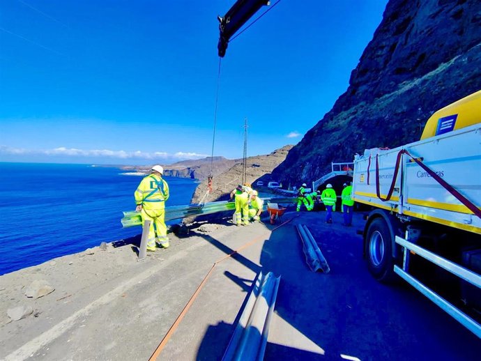Efectivos de carreteras del Cabildo de GC acondicionando parte de la vía GC-200, que une Agaete con La Aldea, tras los últimos desprendimientos