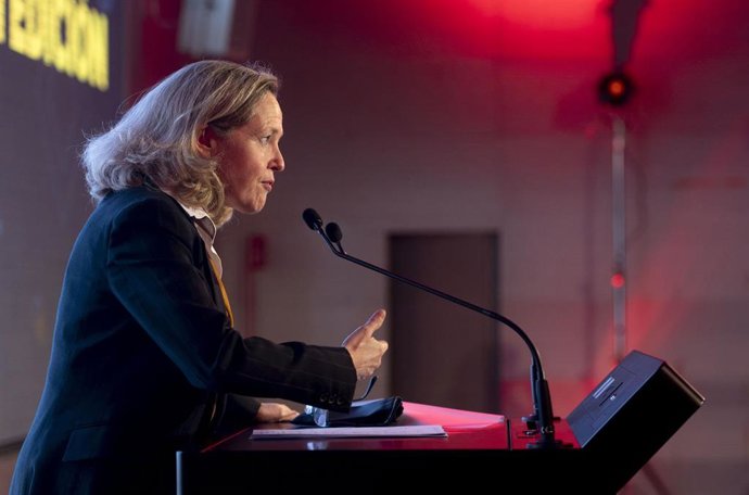 La vicepresidenta primera y ministra de Asuntos Económicos y Transformación Digital, Nadia Calviño, preside la entrega de la VI edición de los Premios Discapnet de Fundación ONCE a las Tecnologías Accesibles, en el Auditorio del Matadero de Madrid, a 22