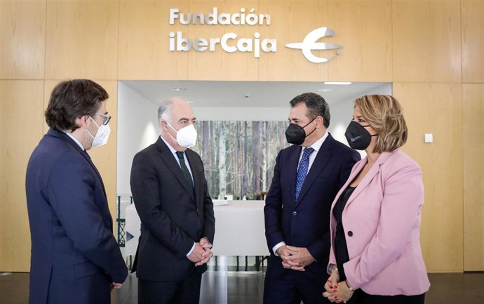 El director gerente de CAAR, David Romeral ; el director general de Fundación Ibercaja, José Luis Rodrigo; el presidente de CAAR, Benito Tesier; y la jefa del Área de Desarrollo Profesional, Mayte Santos.