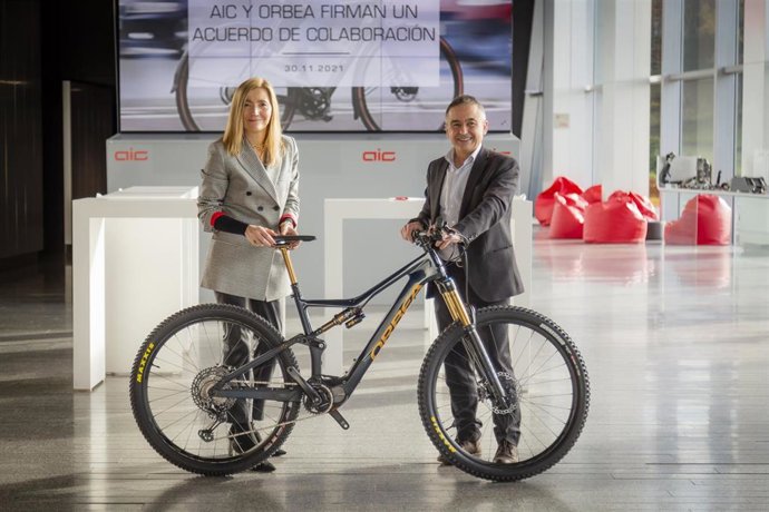 Inés Anitua, CEO de AIC, y el director general de Orbea, Jon Fernández.