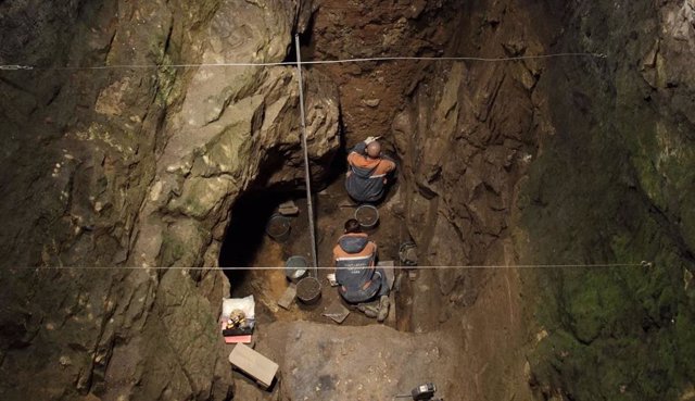 Excavaciones en la cámara oriental de la cueva Denisova