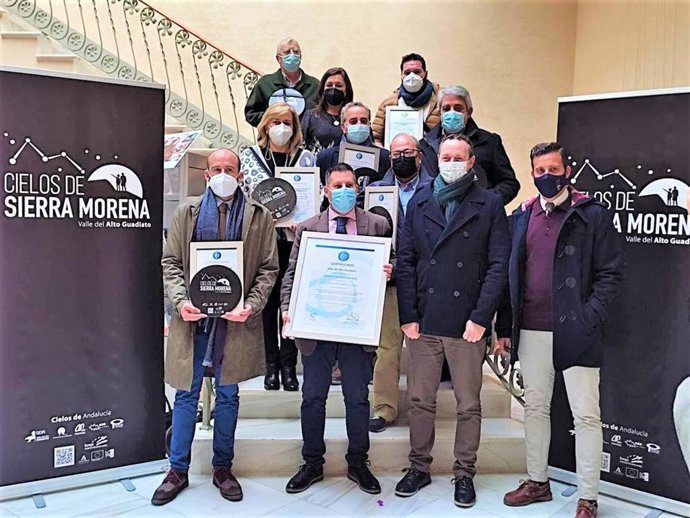 El delegado de Agricultura, Ganadería y Pesca de la Junta de Andalucía en Córdoba, Juan Ramón Pérez (segundo por la dcha.), junto a representantes del GDR Valle del Alto Guadiato.