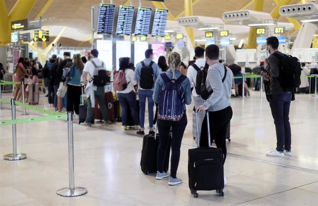 Archivo - Varios pasajeros en la terminal T4 del Aeropuerto Adolfo Suárez - Madrid Barajas