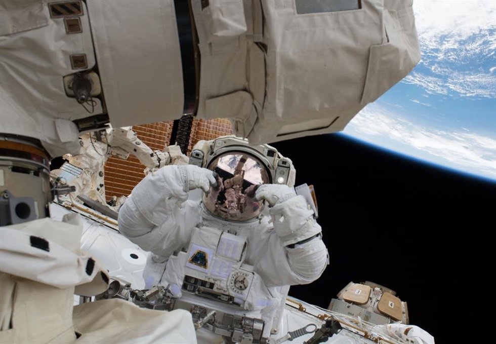 Archivo - Astronauta durante una caminata espacial