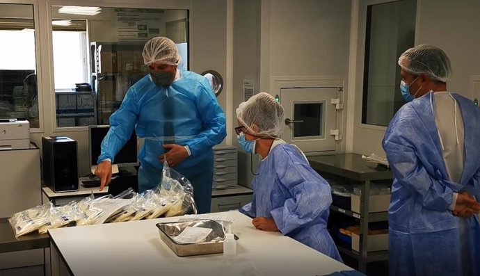 El delegado de Salud de Almería visita una de las salas blancas de Torrecárdenas.