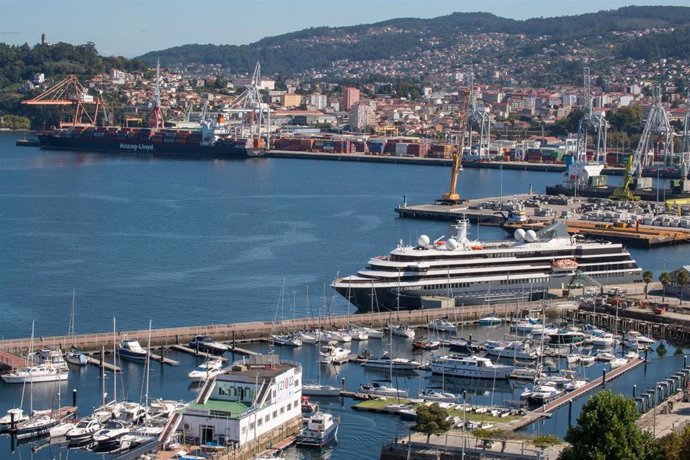 Archivo - Vista del Puerto de Vigo desde la ciudad