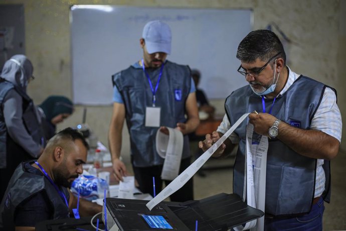 Archivo - 10 October 2021, Iraq, Baghdad: Iraqi election committee staff members count the votes for the Iraqi parliamentary elections, at a polling station in Baghdad's Karada district. Photo: Ameer Al Mohammedaw/dpa