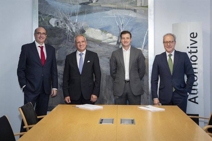 De izda a dcha: el subdirector general financiero de ALD Automotive, Santiago Usatorre, el director general de ALD Automotive, Pedro Malla, el CFO y General Manager en Banco Sabadell, Leopoldo Alvear y subdirector general de ALD Automotive, Antonio Cruz