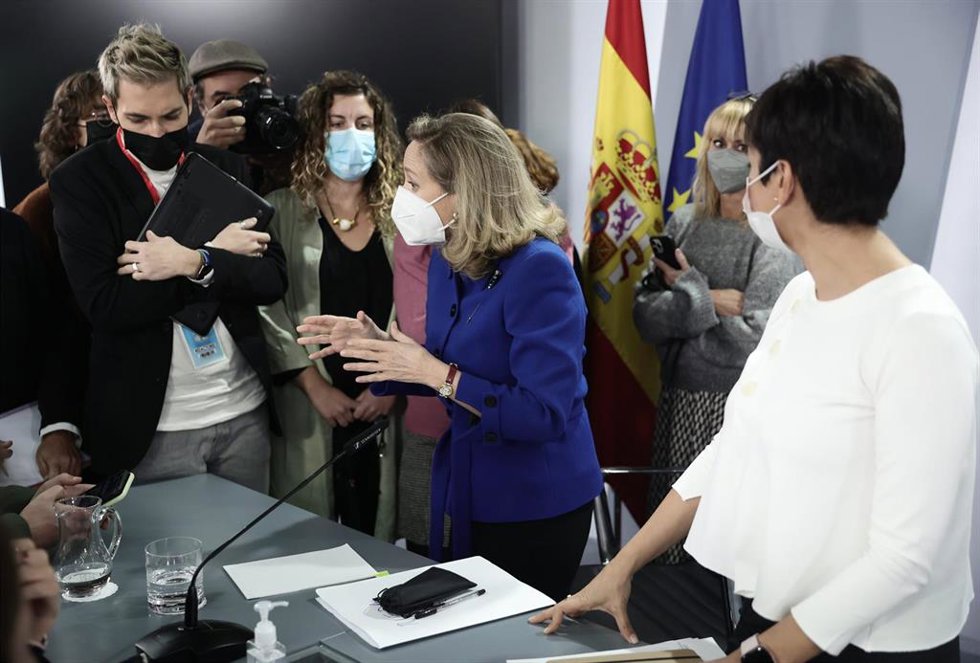 La vicepresidenta primera y ministra de Asuntos Económicos y Transformación Digital, Nadia Calviño (i) y la ministra Portavoz, Isabel Rodríguez (d), al finalizar una rueda de prensa tras la reunión del Consejo de Ministros, a 30 de noviembre de 2021, en
