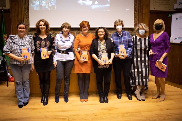 La doctora Clotilde Vázquez, junto al resto de participantes, en la presentación de su libro.