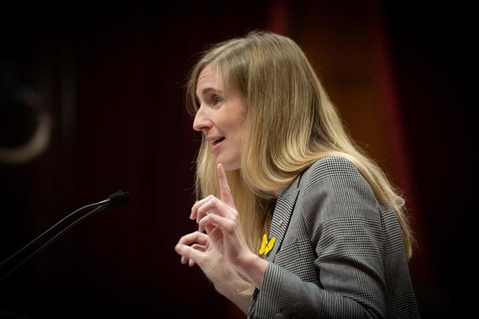 La consellera de Acción Exterior de la Generalitat, Victria Alsina, en el pleno del Parlament.