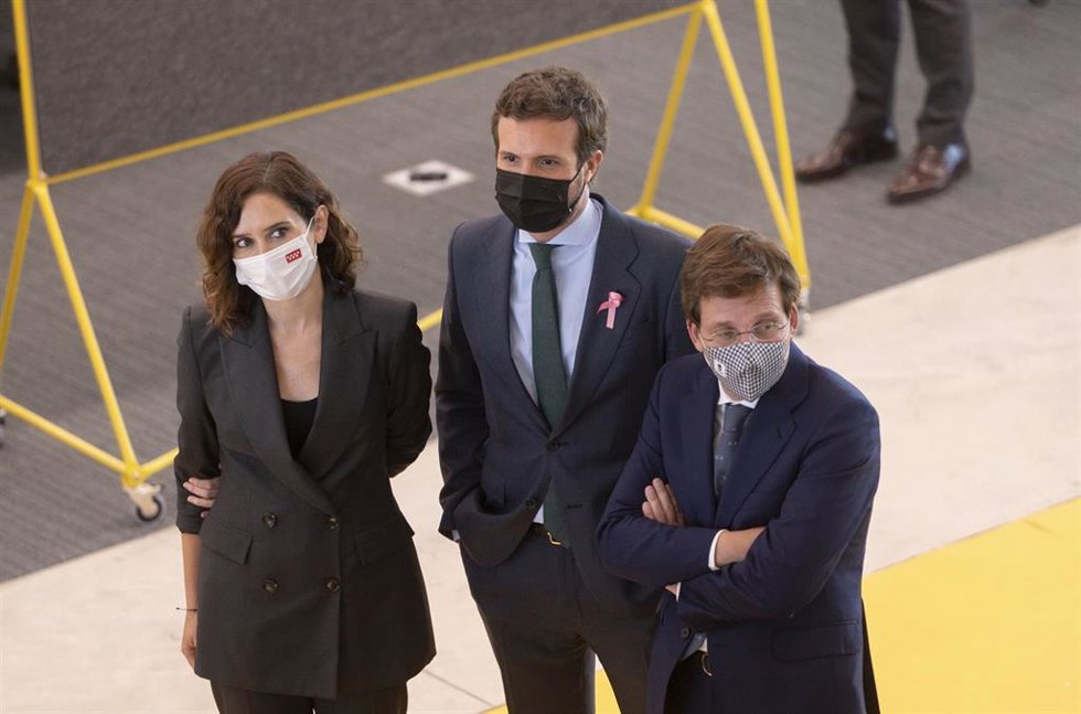 Archivo - (I-D) La presidenta de la Comunidad de Madrid, Isabel Díaz Ayuso; el presidente del PP, Pablo Casado y el alcalde de Madrid, José Luis Martínez-Almeida, visitan las instalaciones del nuevo Campus de IE Tower ubicado en la quinta torre más alta