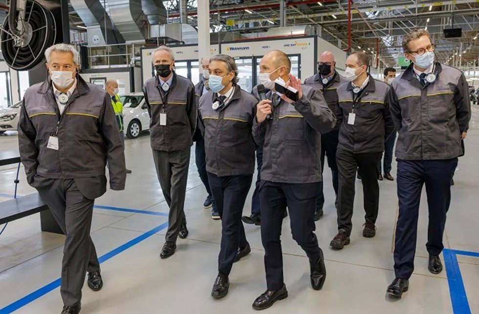 El consejero delegado del grupo Renault, Luca de Meo, en su visita a Flins
