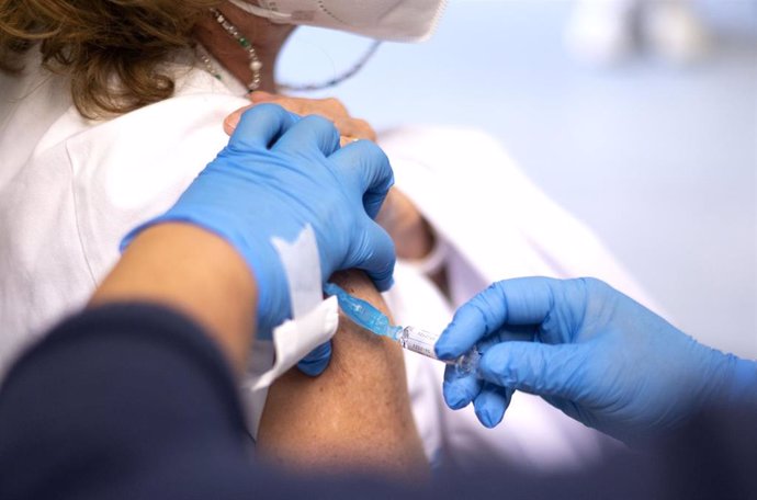 Una mujer recibe la vacuna contra la gripe en el día en el que se inicia la segunda fase de la campaña de vacunación, en el Centro de Salud Pozuelo de Alarcón, a 8 de noviembre de 2021, en Pozuelo de Alarcón, Madrid, (España). 