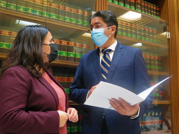 La presidenta de la Fecam, Mari Brito y el presidente del Cabildo de Tenerife, Pedro Martín