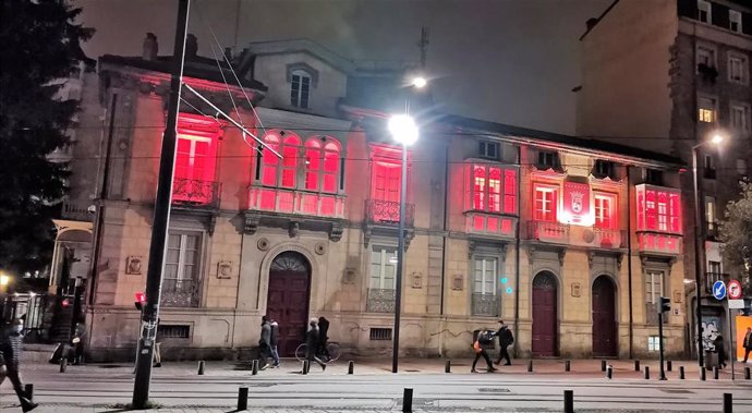 La sede de las Juntas Generales de Álava iluminan de rojo en el Día Mundial de la Lucha contra el Sida