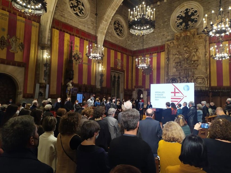 Minuto de silencio por las víctimas del incendio de este martes en un local presuntamente ocupado de la plaza Tetuan de Barcelona en el que han muerto cuatro personas.