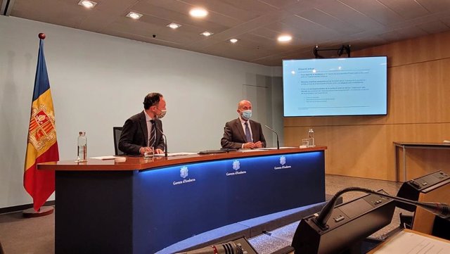 Espot y Martínez Benazet exponiendo las nuevas medidas de contención de la Covid-19.