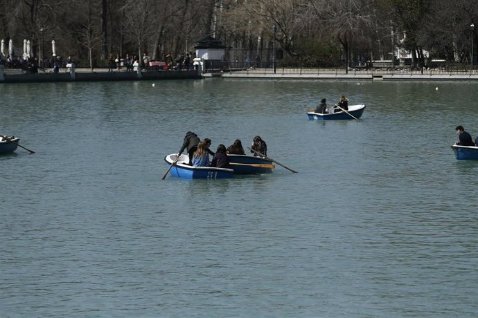 Archivo - Jóvenes en las barcas del Parque de El Retiro.