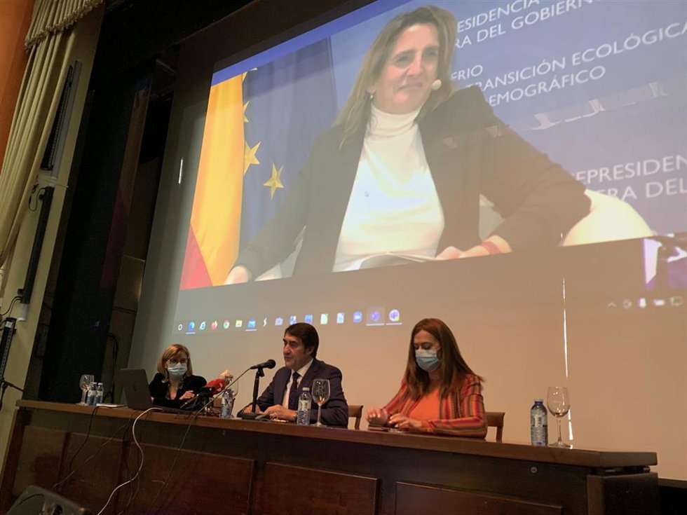 Juan Carlos Suárez-Quiñones (centro) y Virginia Barcones (derecha), con la vicepresidenta Ribera en la pantalla.