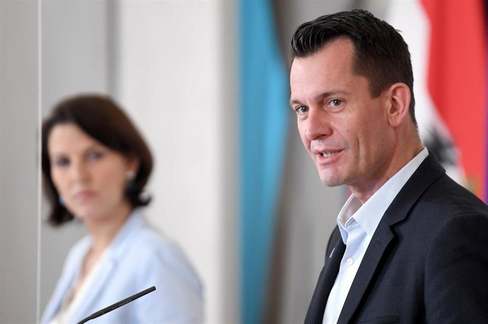 Karoline Edtstadler (L), Federal Minister for the EU and the Constitution at the Austrian Chancellery, and  Health Minister Wolfgang Mueckstein 
