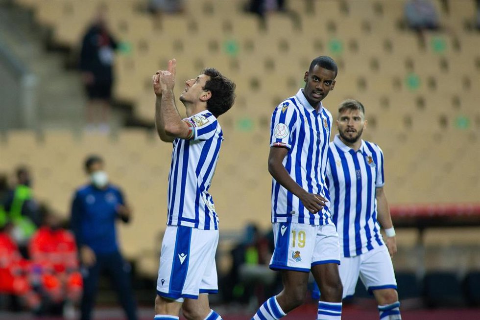 Archivo - Mikel Oyarzabal celebra junto a Isak y Portu el gol que dio la Copa del Rey 2020 a la Real Sociedad