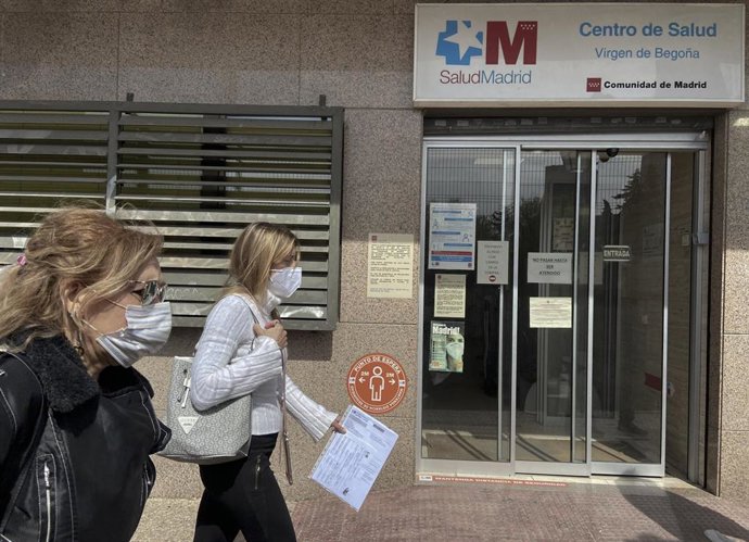 Archivo - Dos mujeres pasan por delante de la puerta del Centro de Salud Virgen de Begoña 