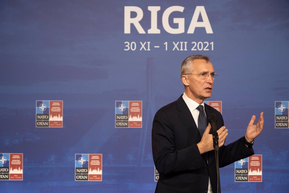 Stoltenberg warns Russia of the political and economic “high price” if it attacks Ukraine