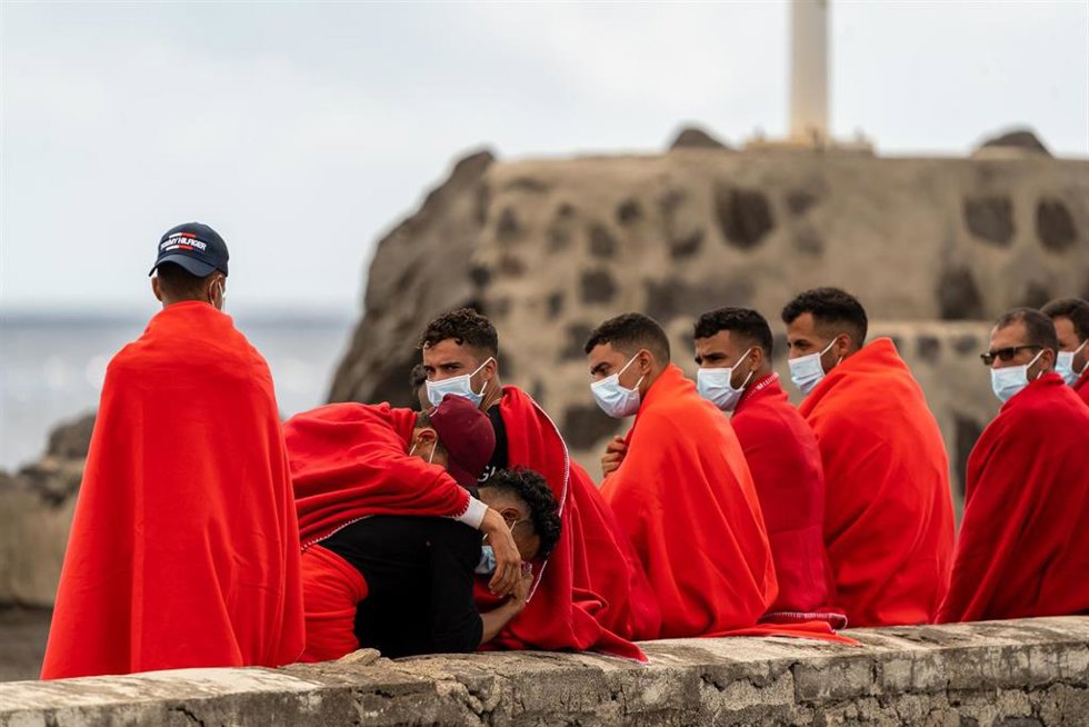 Archivo - Migrantes descansan en una zona cercana a los Jameos del Agua en la isla de Lanzarote tras ser rescatada su patera a 14 de septiembre de 2021.