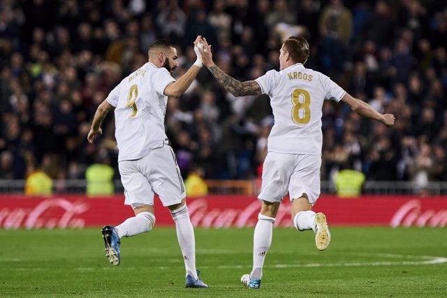 Archivo - dpatop - 16 February 2020, Spain, Madrid: Real Madrid's Toni Kroos (R) celebrates scoring his side's first goal with his team mate Karim Benzema during the Spanish Primera Division soccer match between Real Madrid CF and Celta de Vigo at Santiag